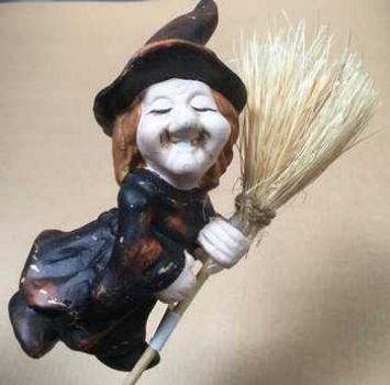 Hexe mit Besen, Augen zu