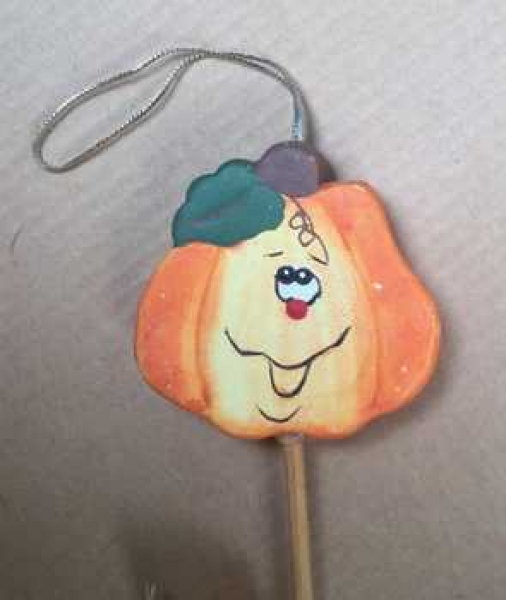 Kürbis mit Gesicht am Pick, Zunge rausstreckend