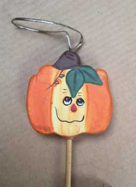 Kürbis mit Gesicht am Pick