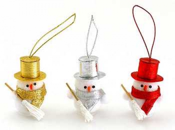 Pompon-Schneemann mit Zylinder