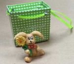 Hase mit Blume gelb, in Geschenktüte