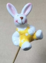 Porzellan Hase auf Stab, sitzend, Arme seitlich, gelb-weiss
